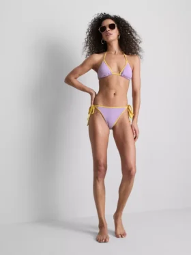 Kruset kontrast-trekantet bikinitop