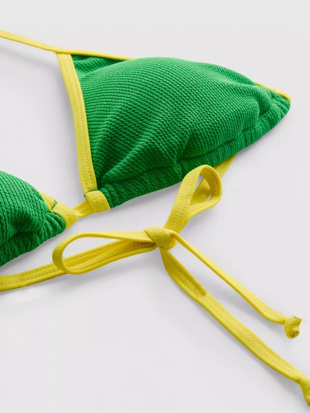 Kruset kontrast-trekantet bikinitop