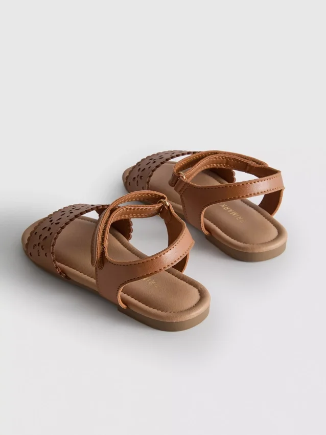 Laserskårne sandaler