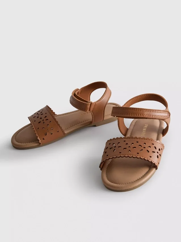 Laserskårne sandaler