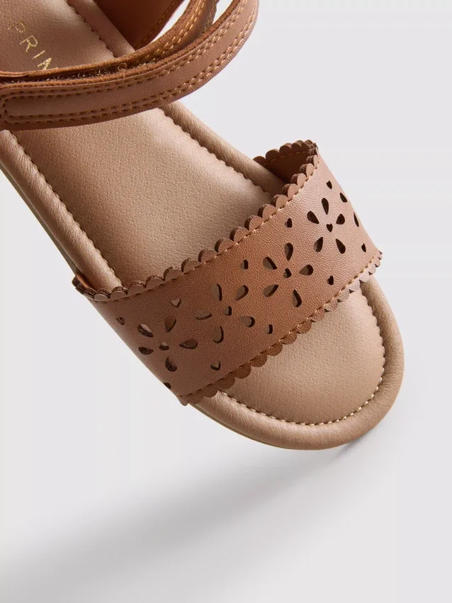 Laserskårne sandaler