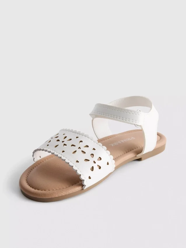 Laserskårne sandaler med blomstermønster