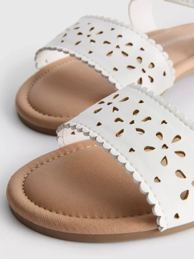 Laserskårne sandaler med blomstermønster