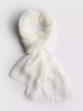 Let tørklæde med flossede kanter