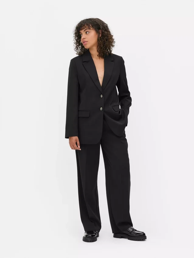 Lila blazer med enkelt række knapper