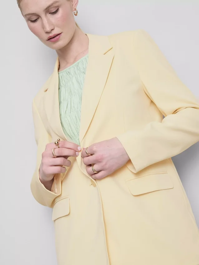Lila blazer med enkelt række knapper