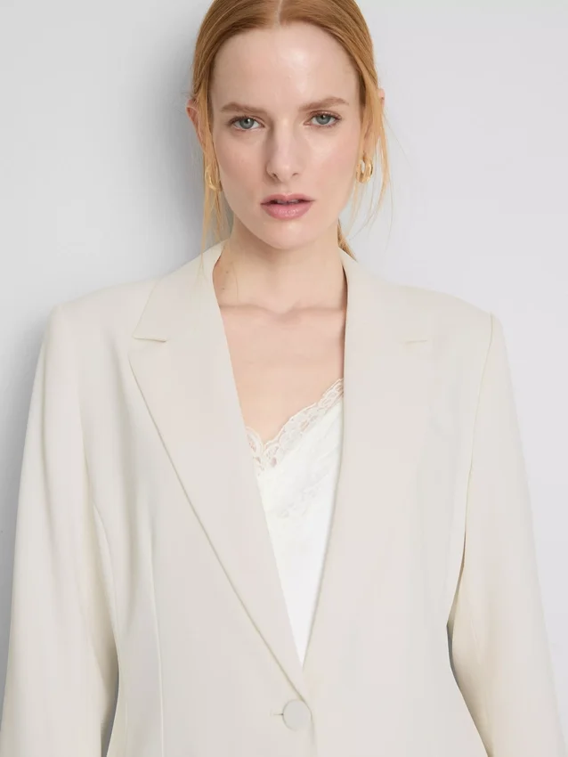 Lila blazer med enkelt række knapper