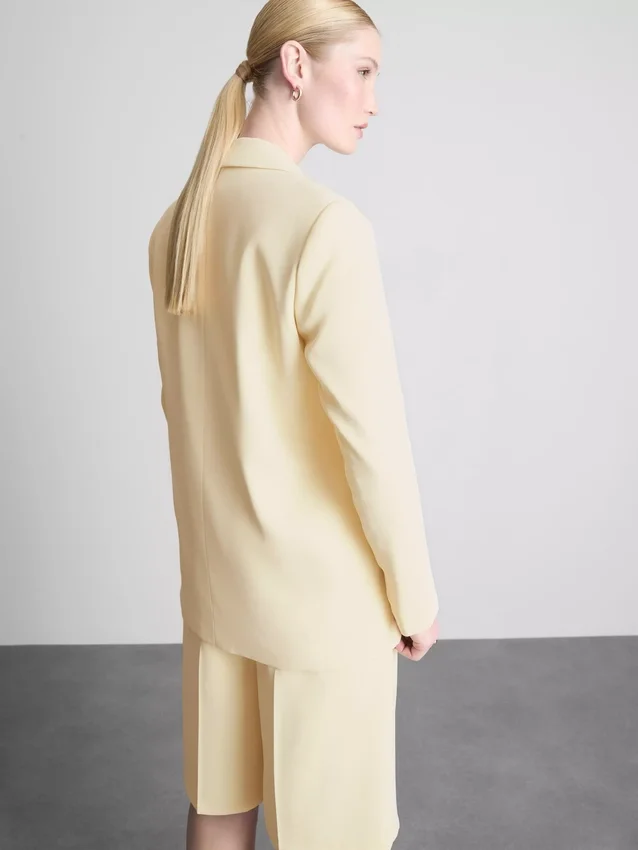 Lila blazer med enkelt række knapper