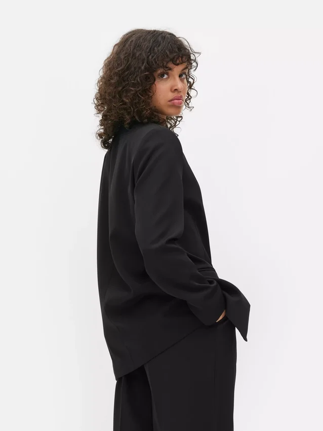 Lila blazer med enkelt række knapper