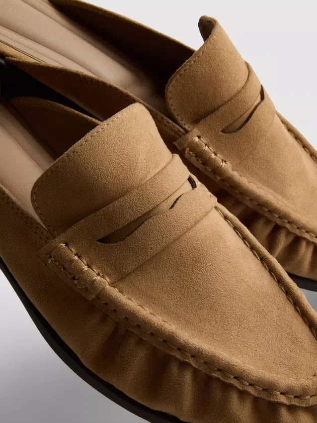Loafer-mulesandaler i imiteret ruskind