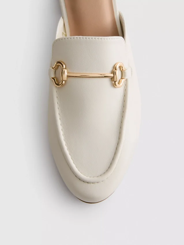 Loafers i imiteret læder med snaffle-bit-spænder