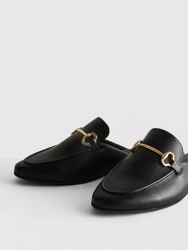 Loafers i imiteret læder med snaffle-bit-spænder