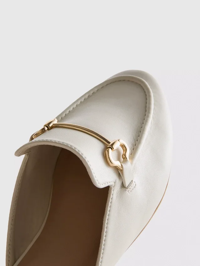 Loafers i imiteret læder med snaffle-bit-spænder