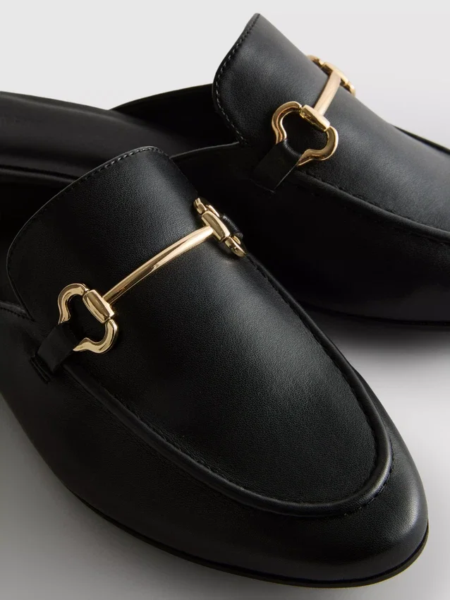 Loafers i imiteret læder med snaffle-bit-spænder