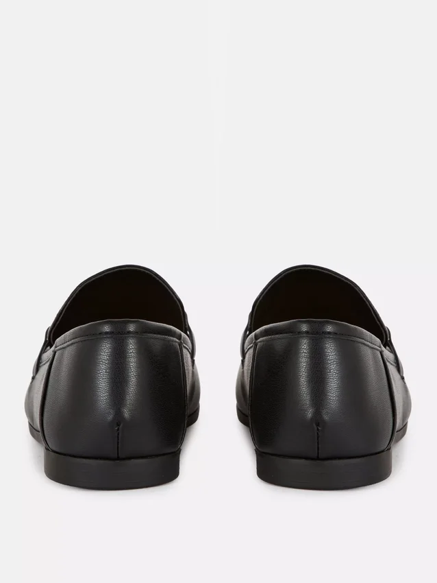 Loafers i imiteret læder med snaffle-detaljer