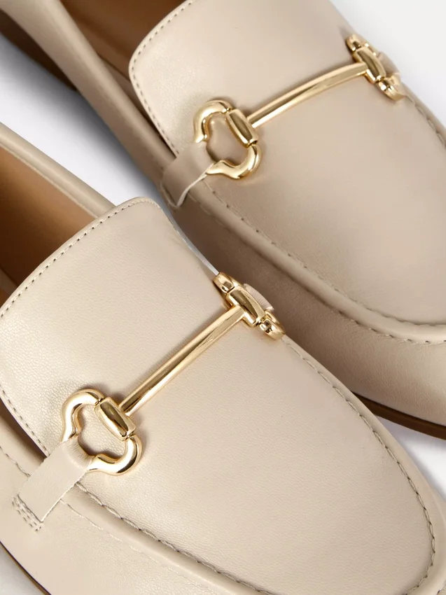 Loafers i imiteret læder med snaffle-detaljer