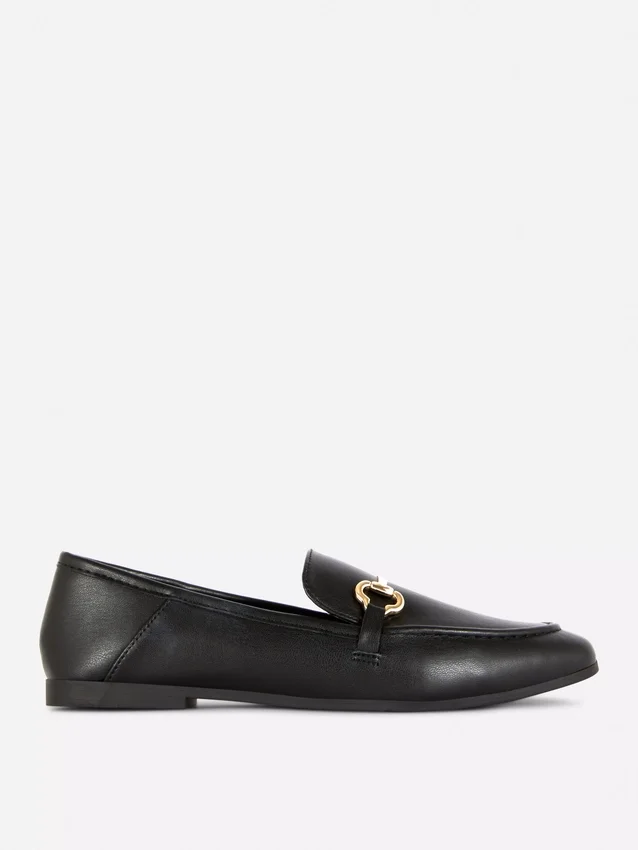 Loafers i imiteret læder med spænde