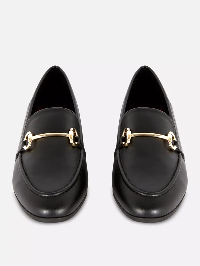 Loafers i imiteret læder med spænde