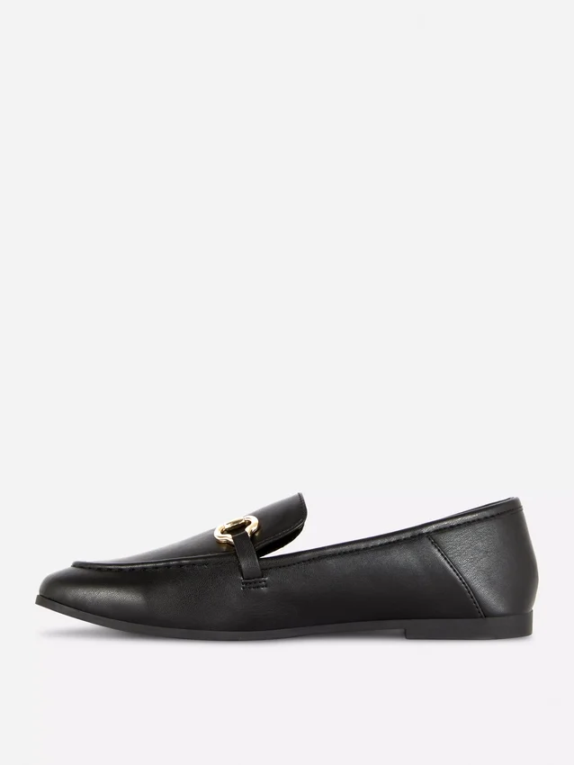 Loafers i imiteret læder med spænde