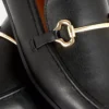 Loafers i imiteret læder med spænde
