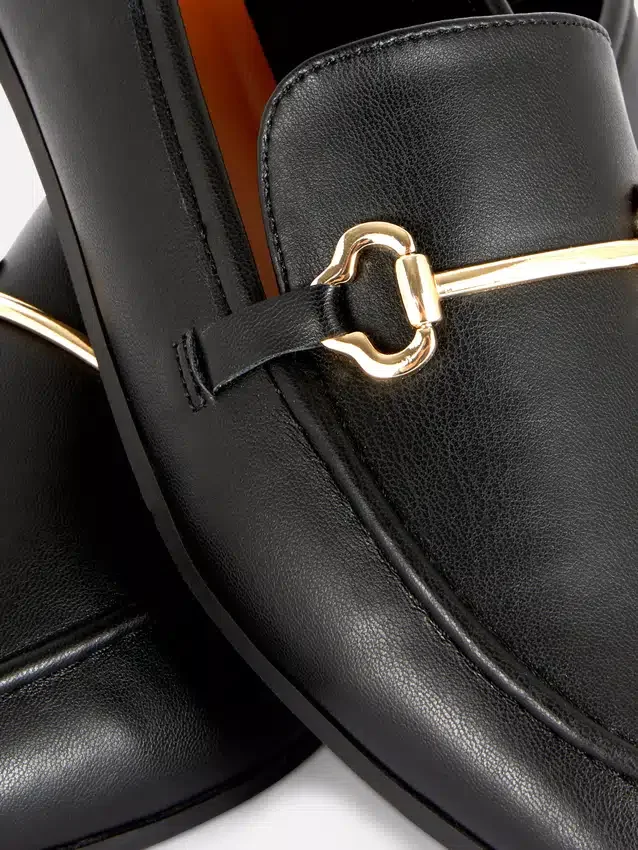 Loafers i imiteret læder med spænde