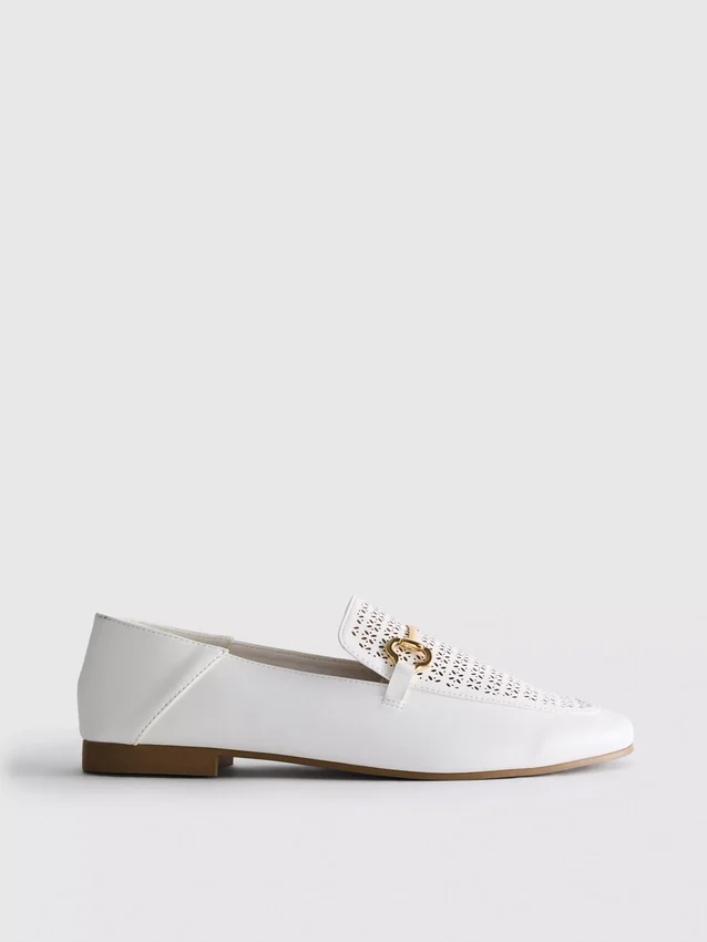 Loafers i kunstlæder med laserskåret snaffle-bit-detalje