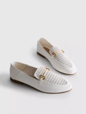 Loafers i kunstlæder med laserskåret snaffle-bit-detalje