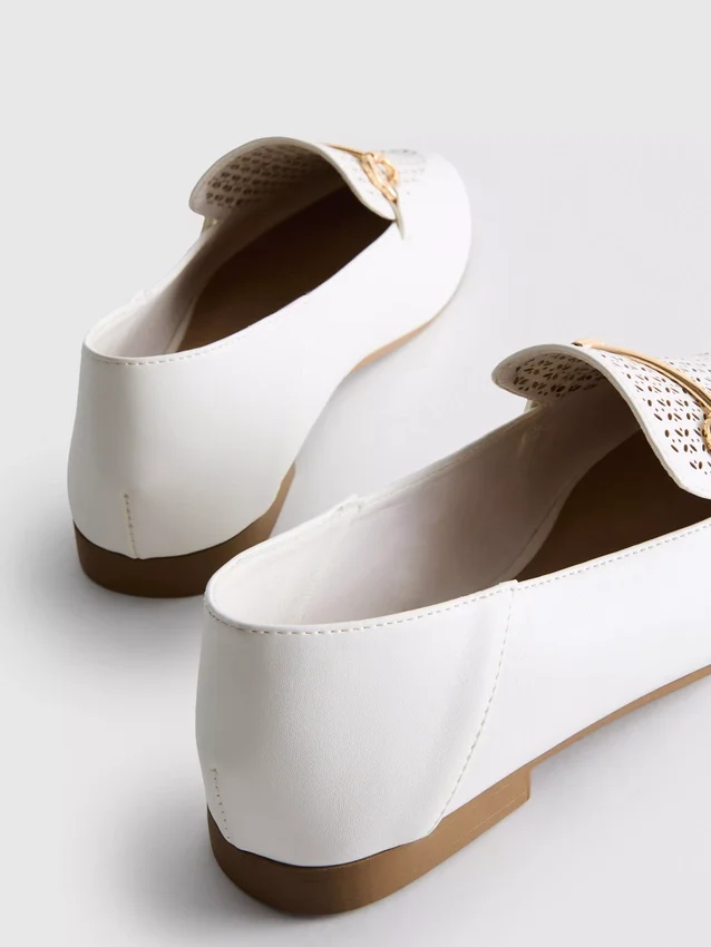 Loafers i kunstlæder med laserskåret snaffle-bit-detalje