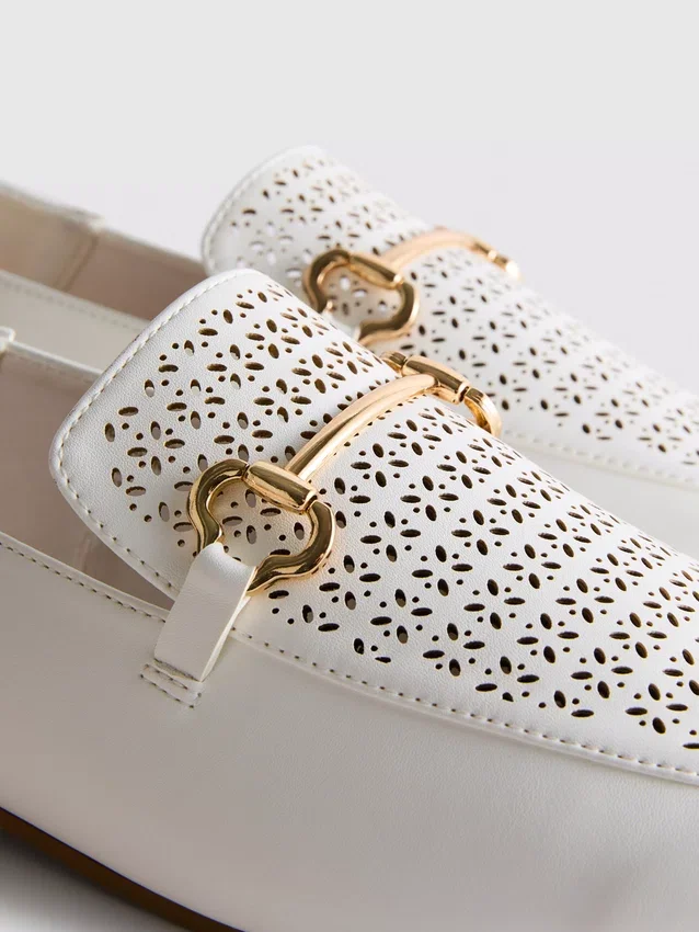 Loafers i kunstlæder med laserskåret snaffle-bit-detalje