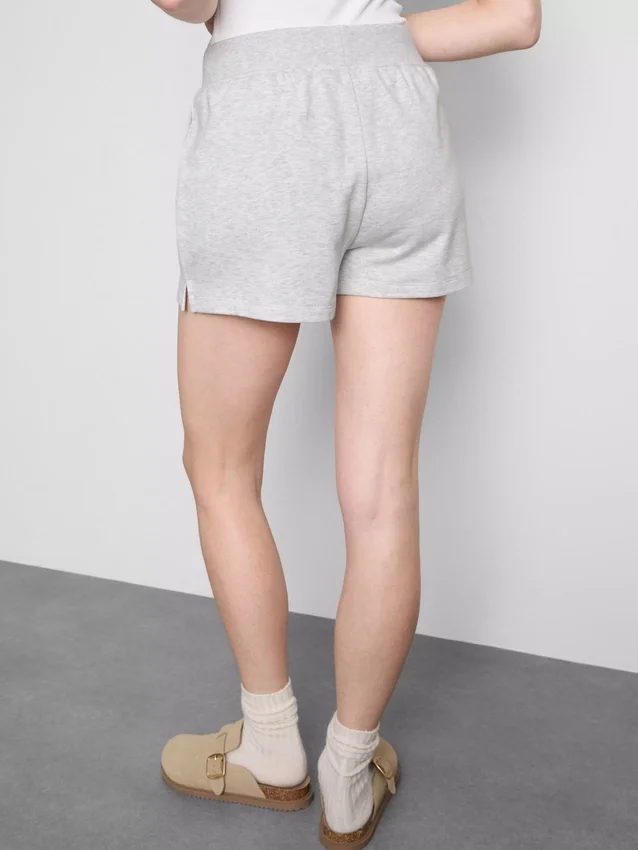 Loungeshorts i bomuld med splittet kant