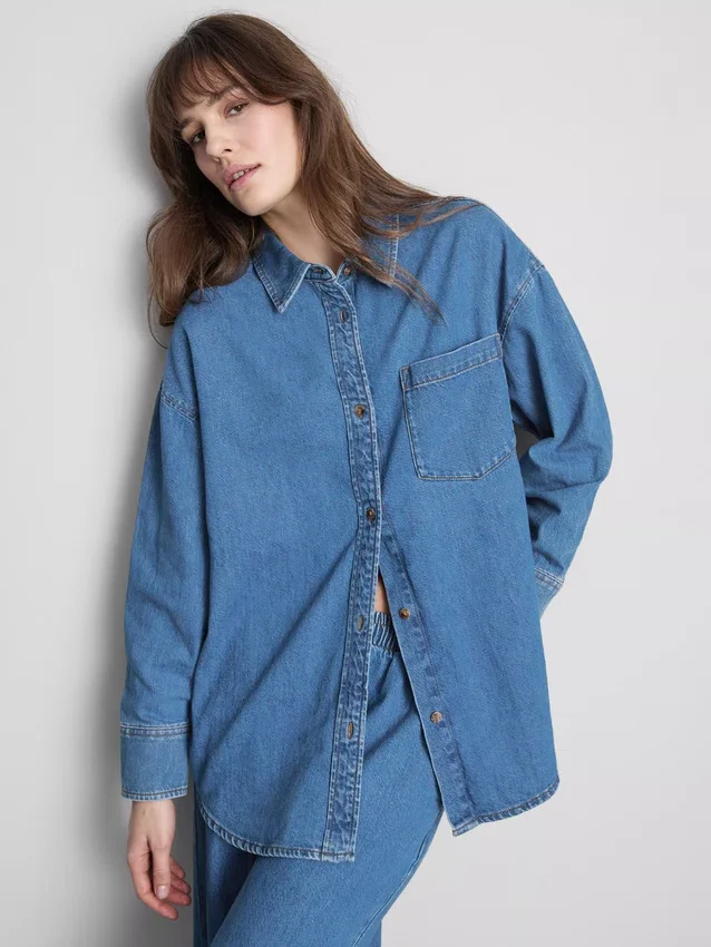 Løst siddende bomuldsdenim-skjorte med knapper