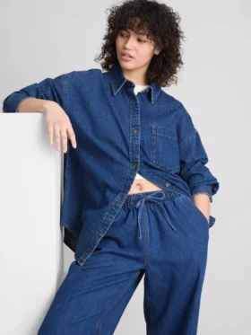 Løst siddende bomuldsdenim-skjorte med knapper