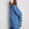 Løst siddende bomuldsdenim-skjorte med knapper