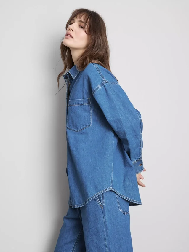 Løst siddende bomuldsdenim-skjorte med knapper