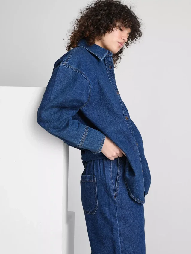 Løst siddende bomuldsdenim-skjorte med knapper