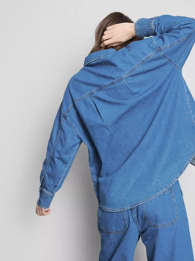 Løst siddende bomuldsdenim-skjorte med knapper