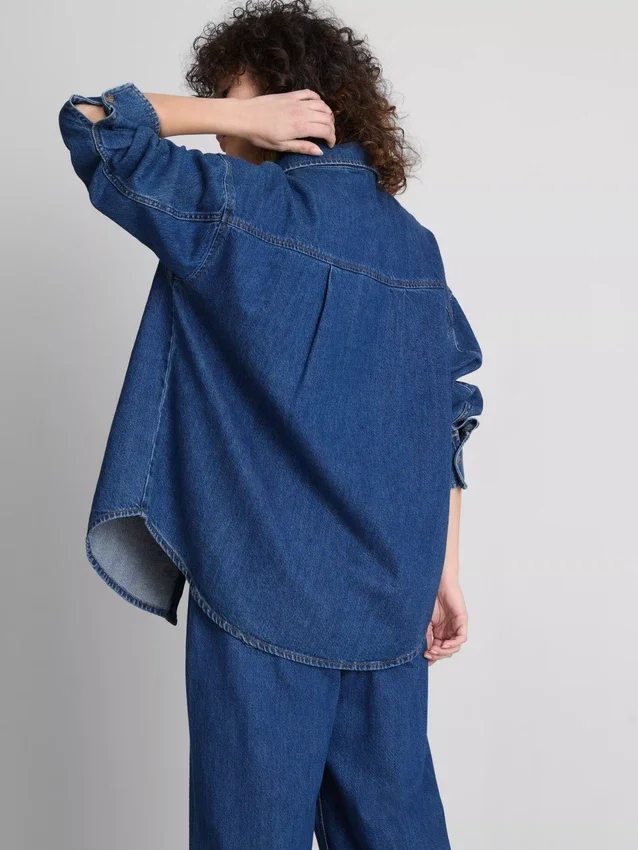 Løst siddende bomuldsdenim-skjorte med knapper