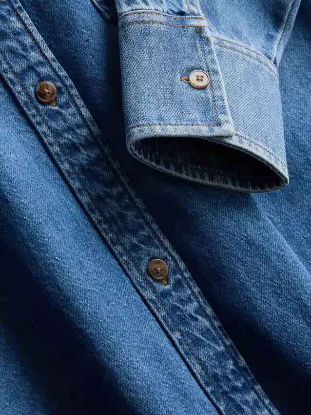 Løst siddende bomuldsdenim-skjorte med knapper