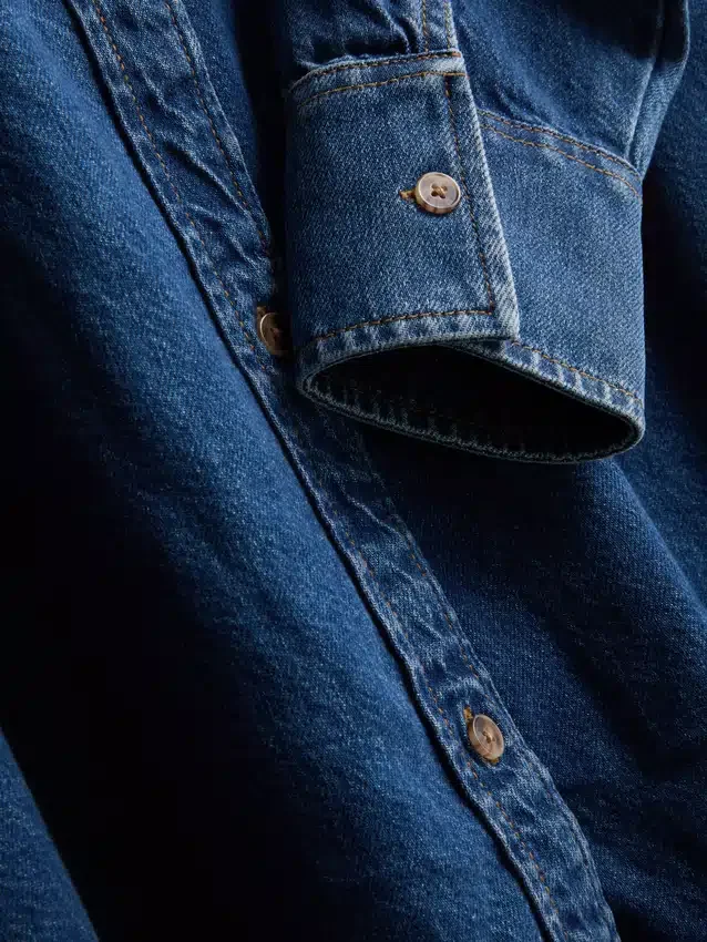 Løst siddende bomuldsdenim-skjorte med knapper