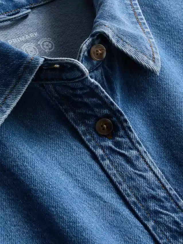 Løst siddende bomuldsdenim-skjorte med knapper