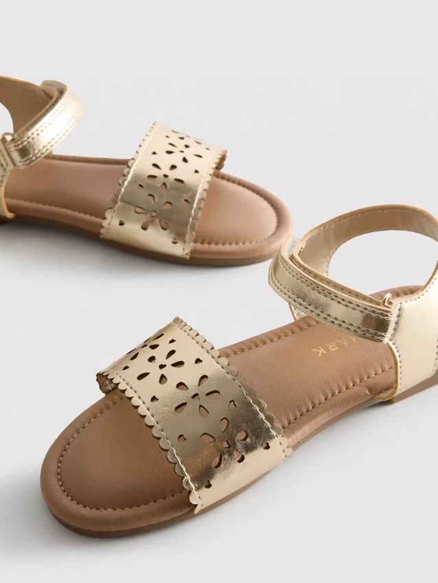 Metalliske laserskårne sandaler
