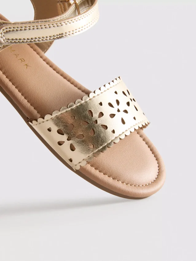 Metalliske laserskårne sandaler