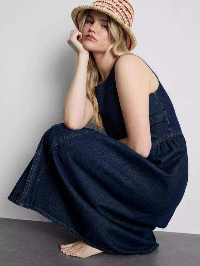Midi-kjole i bomuldsdenim med lav talje