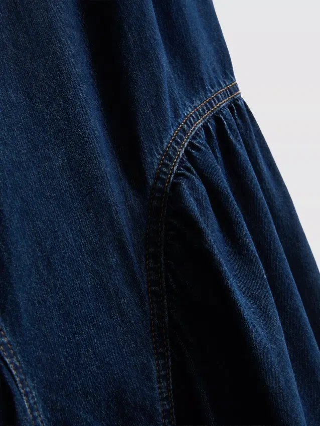 Midi-kjole i bomuldsdenim med lav talje
