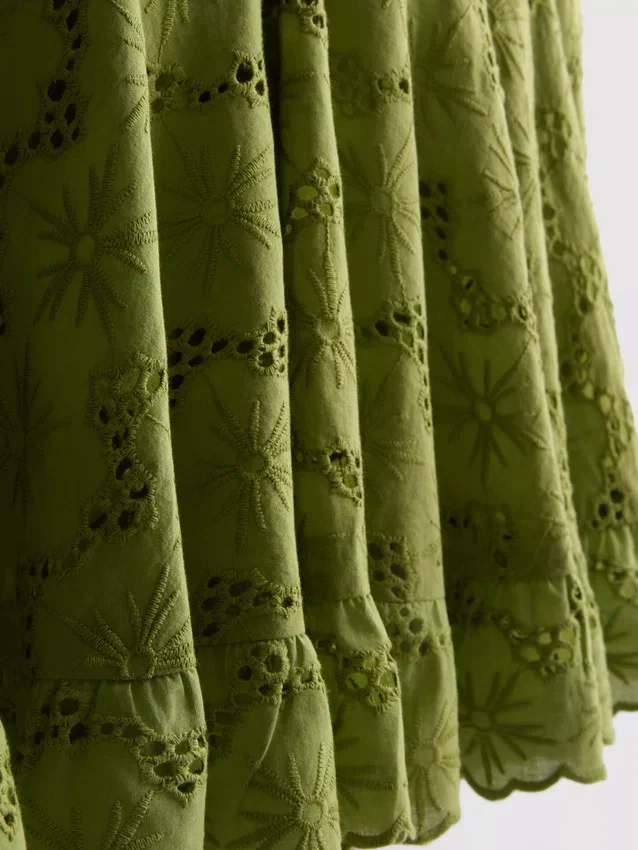 Mini-kjole i bomuld med hulmønster og rynket design