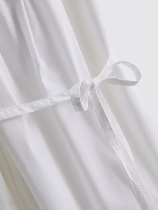 Mini-kjole i poplin med stropper og flæser