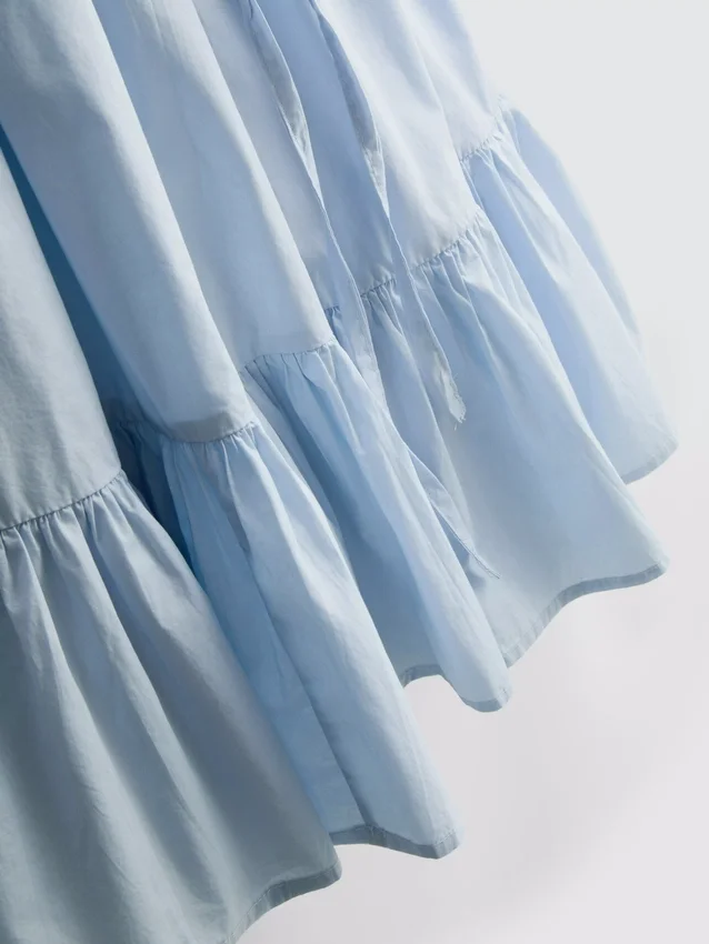 Mini-kjole i poplin med stropper og flæser