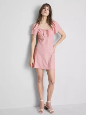 Mini-kjole med krøllede kapærmer