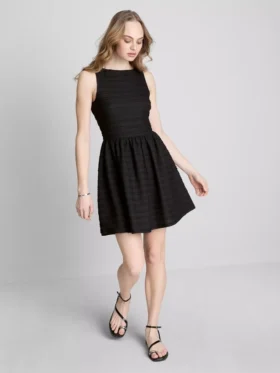 Mini-kjole med struktur og krøllet look