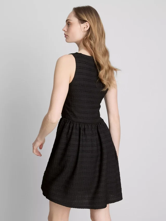 Mini-kjole med struktur og krøllet look